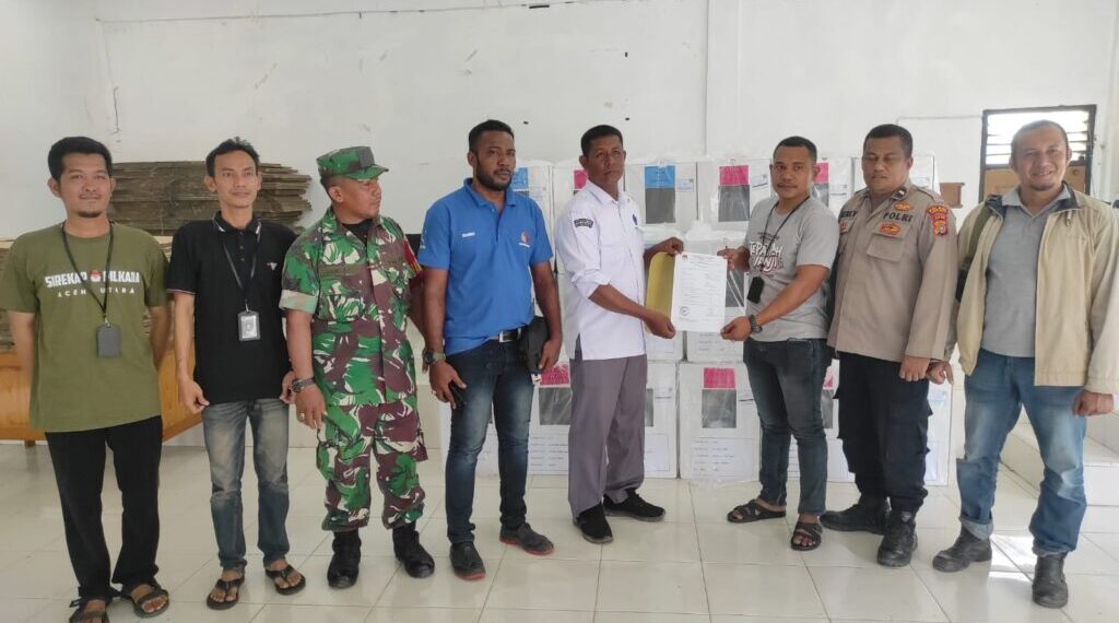 Personel Polsek Syamtalira Bayu Kawal Pengiriman Logistik Pilkada dari Gudang KIP Aceh Utara ke Kantor PPK Syamtalira Bayu