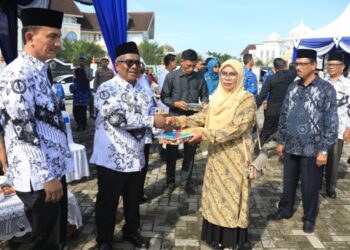 Penyerahan Penghargaan untuk Puluhan Guru Warnai Upacara HGN ke-79 Pemkab Aceh Utara