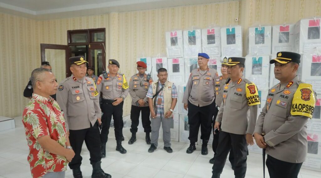 Pamatwil bersama Kapolres Lhokseumawe Pastikan Pergeseran Kotak Suara Aman dan Kondusif