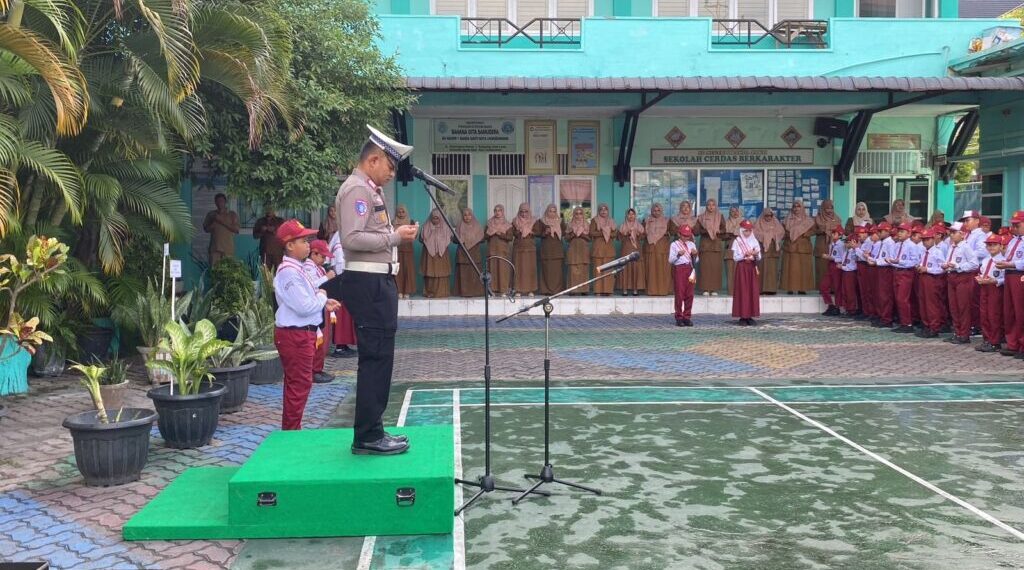 Polisi Saweu Sikula : Satlantas Polres Lhokseumawe Sampaikan Pesan Tertib Lalu Lintas Sejak Dini di SD Negeri 1 Banda Sakti