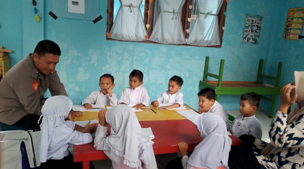 Polsek Blang Mangat Bangun Kedekatan dengan Anak-Anak melalui Program Polisi Sahabat Anak