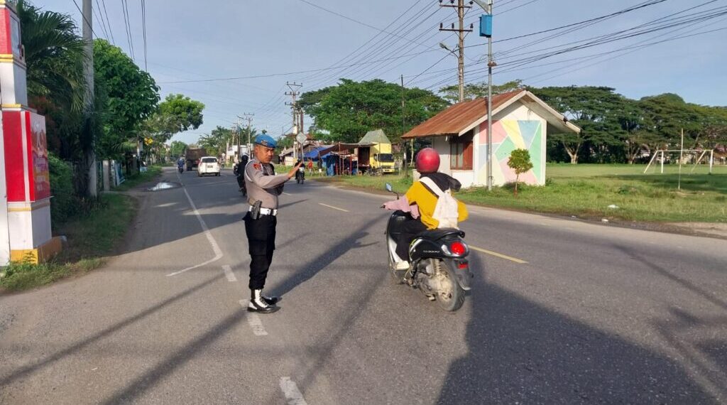 Polsek Blang Mangat Gelar Strong Point, Arus Lalu Lintas di Jalan Raya Medan-Banda Aceh Lancar