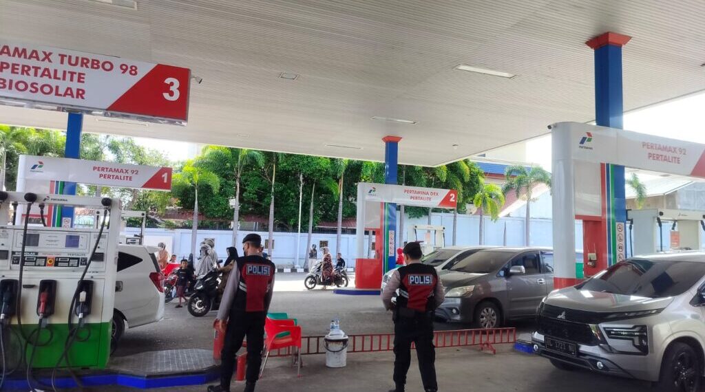 *Jelang Hari Libur Nataru 2024, Sat Samapta Polres Lhokseumawe Gelar Patroli Areal SPBU Cegah Gangguan Kamtibmas*