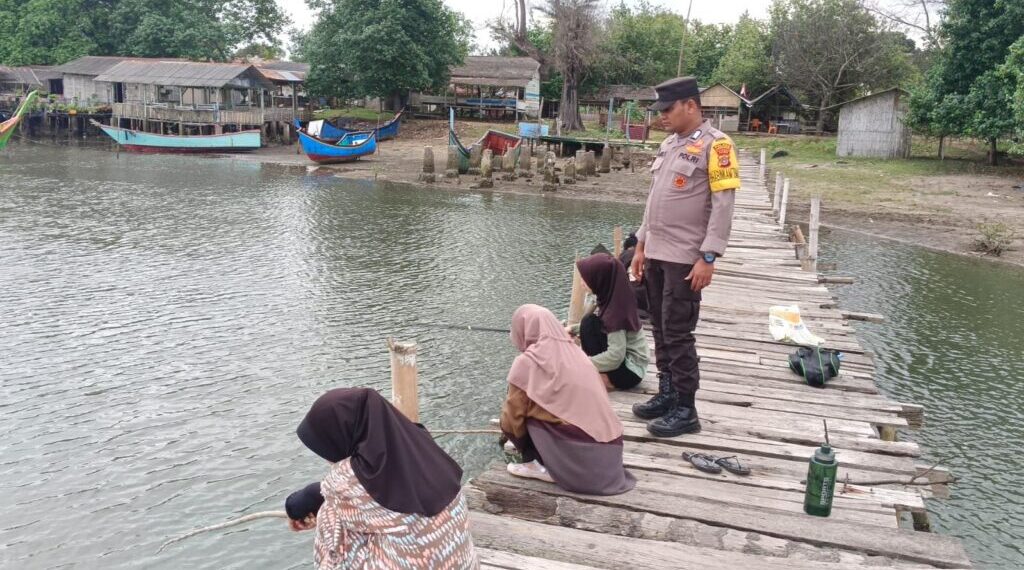 Patroli Polsek Muara Satu Pastikan Keamanan di Wilayah Pantai Rancung