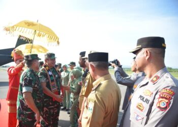 Ketua DPRK Faisal Sambut Kedatangan Kasad Maruli di Bandara Malikussaleh