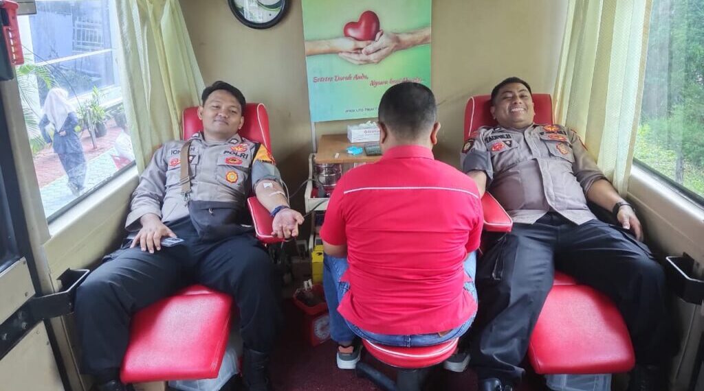 Polisi Ikut Donor Darah Peringati Hari Bakti Imigrasi ke-75 di Lhokseumawe
