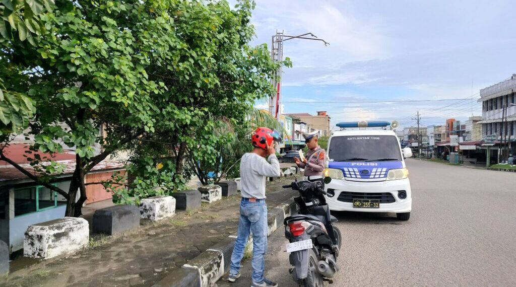 Penyuluhan Keliling di Cunda, Satlantas Polres Lhokseumawe Gencarkan Imbauan Tertib Lalu Lintas