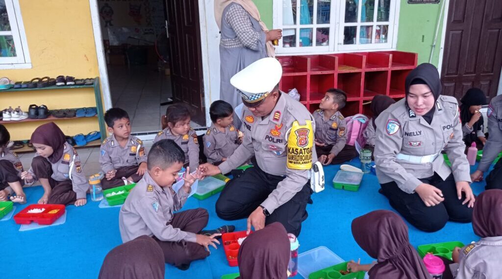 Satlantas Polres Aceh Selatan Edukasi Keselamatan Lalu Lintas dan Salurkan Makanan Bergizi