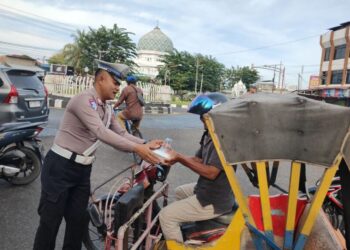 Jumat Barokah, Satlantas Polres Lhokseumawe Bagikan Nasi Kotak untuk Warga