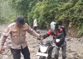 Sigap dan Peduli, Kapolsek Syiah Utama Turun Langsung Bantu Warga yang Terjebak Di Jalan yang Tertimbun Longsor.