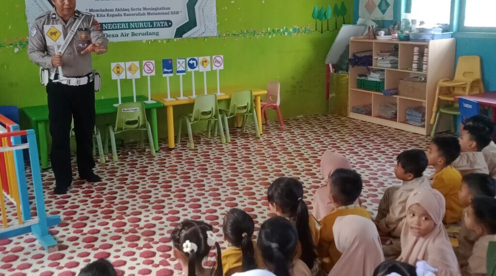 Program Polisi Sahabat Anak, Satlantas Polres Aceh Selatan Berikan Tata Tertib Lalu Lintas di TK Nurul Fata