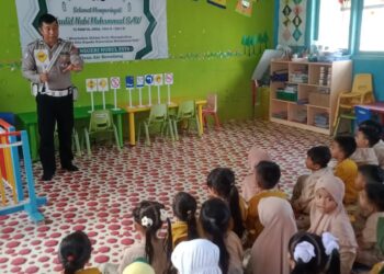 Program Polisi Sahabat Anak, Satlantas Polres Aceh Selatan Berikan Tata Tertib Lalu Lintas di TK Nurul Fata