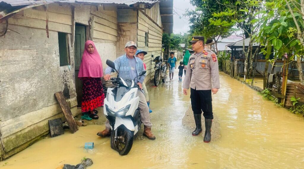*Kapolsek Indra Makmu Monitor Banjir Yang Terjadi di Wilayahnya*