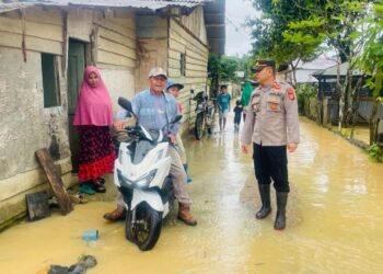 *Kapolsek Indra Makmu Monitor Banjir Yang Terjadi di Wilayahnya*