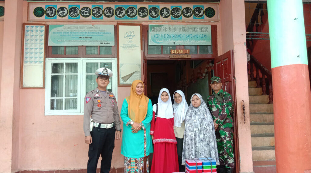 Polisi Di Aceh Tengah Lagi Kawal Distribusi 2954 Paket Makanan Bergizi Gratis Ke Sekolah Dalam Kecamatan Bebesen