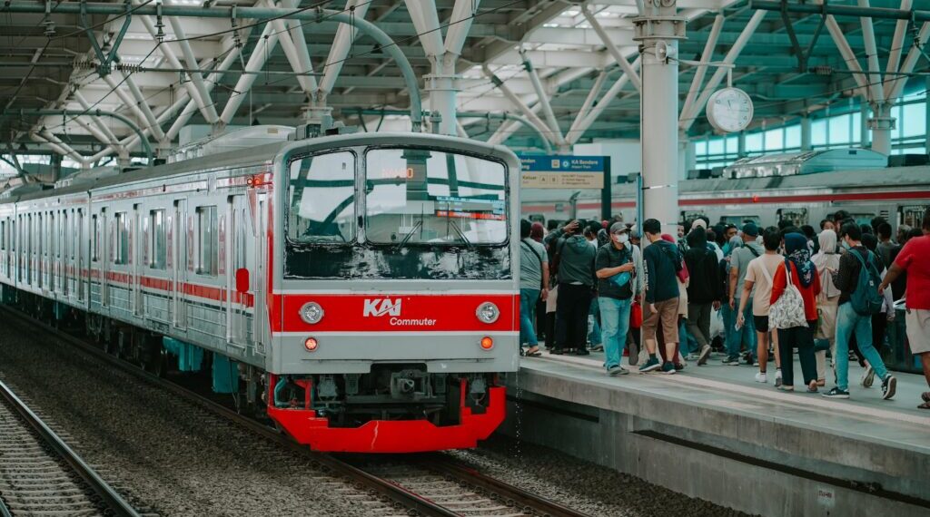 KAI Commuter Terus Berupaya Beri Pelayanan Terbaik di Tengah Cuaca yang belum Stabil