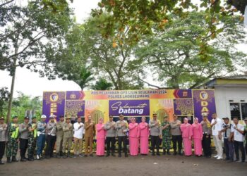 Kapolres Lhokseumawe dan Ketua Bhayangkari Kunjungi Pos Pelayanan dan Pengamanan Ops Lilin 2024