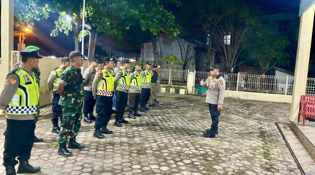 Kapolsek Muara Dua Pimpin Pengaturan Lalu Lintas dan Patroli Gabungan untuk Antisipasi Guantibmas Tahun Baru 2025