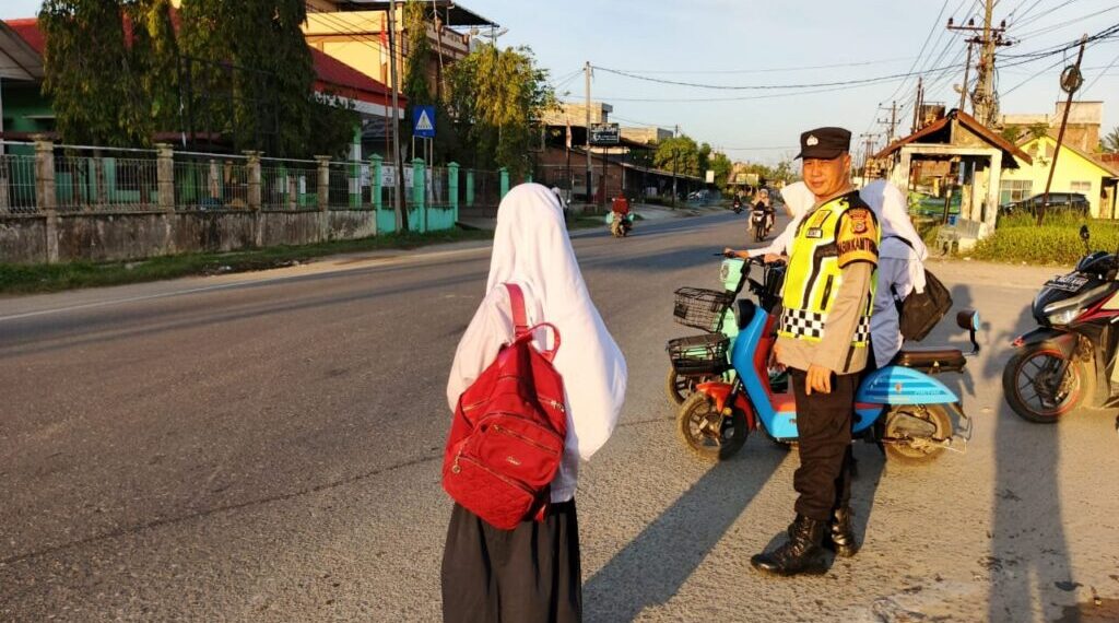 Polsek Syamtalira Bayu Amankan Lalu Lintas, Beri Rasa Aman Pelajar di Pagi Hari