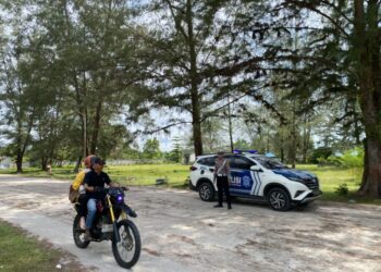 Personel Sat Lantas Polres Aceh Singkil Gatur di Area Objek Wisata Pantai Cemara Indah