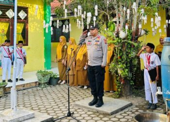 Kanit Binmas Polsek Birem Bayeun Menjadi Pembina Upacara di SDN 1 Desa Birem Rayeuk 