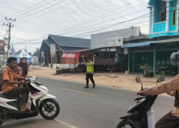 Lancarkan Siswa Menuju Sekolah, Polsek Dewantara Laksanakan Pengaturan Arus Lalu Lintas