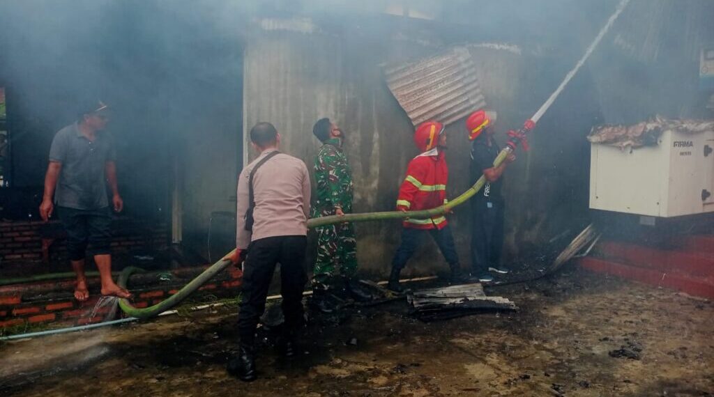 Personel Polres Aceh Barat Bantu Padamkan Kebakaran 3 Ruko di Meulaboh