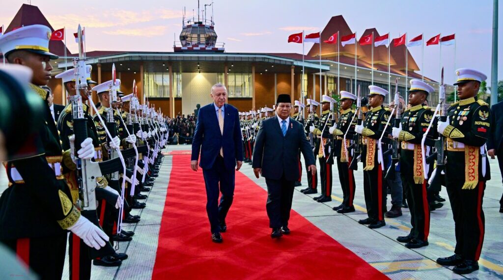 Akhiri Kunjungan dengan Keakraban Hangat, Presiden Prabowo Lepas Presiden Erdoğan Tinggalkan Indonesia