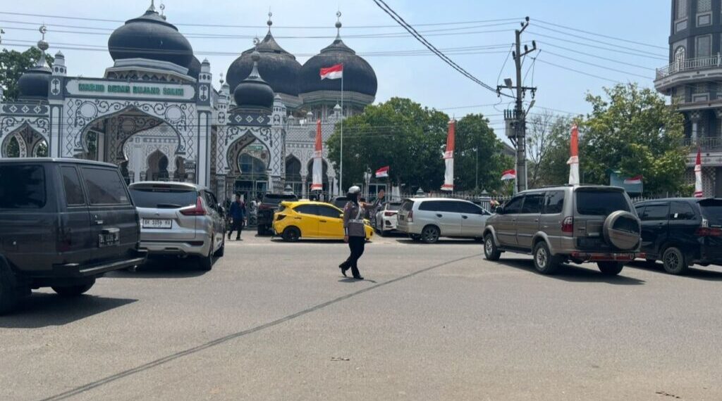 Polwan Satlantas Polres Lhokseumawe Gelar Patroli dan Strong Point Sholat Jumat