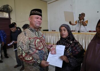 Bupati Ayah Wa Salurkan Jadup Kepada 625 KK Penyintas Banjir di Sawang